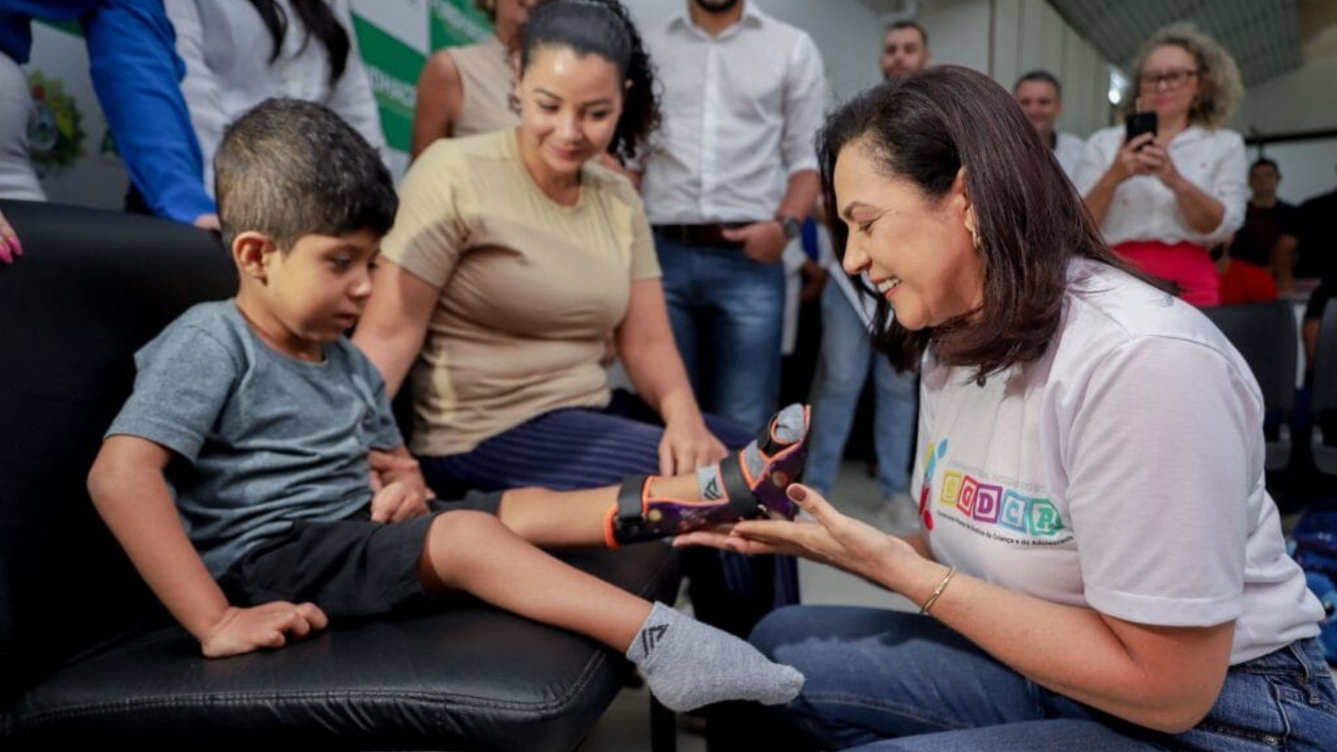 Leia mais sobre o artigo Mailza Assis entrega próteses e órteses na Oficina Ortopédica do Into