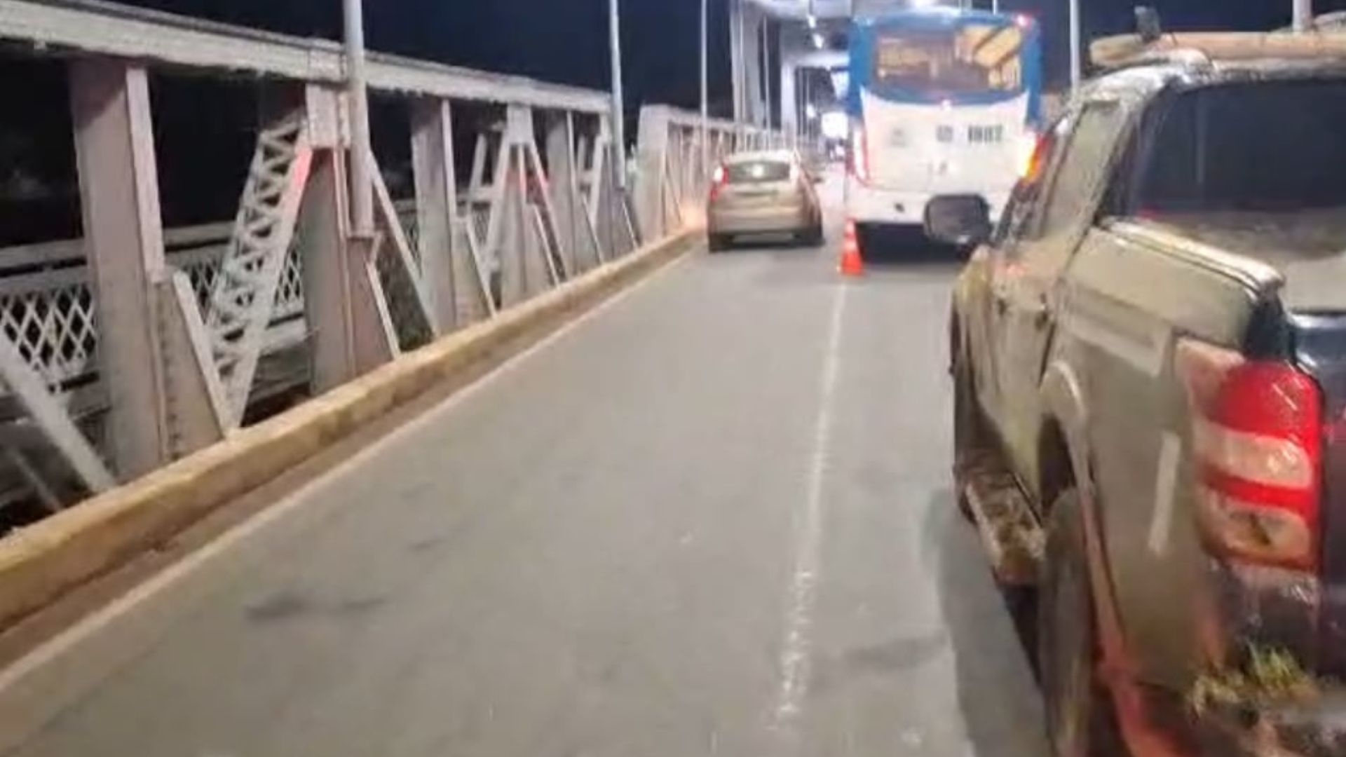 Leia mais sobre o artigo Mulher e criança caem de ônibus em movimento na Ponte Metálica
