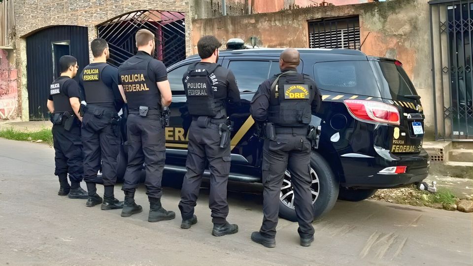 Leia mais sobre o artigo PF mira grupo que enviava drogas em voos regulares e usava CNHs falsas