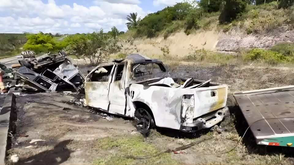 Leia mais sobre o artigo Colisão na BA mata 11 pessoas de 2 famílias que iam passar Réveillon na praia