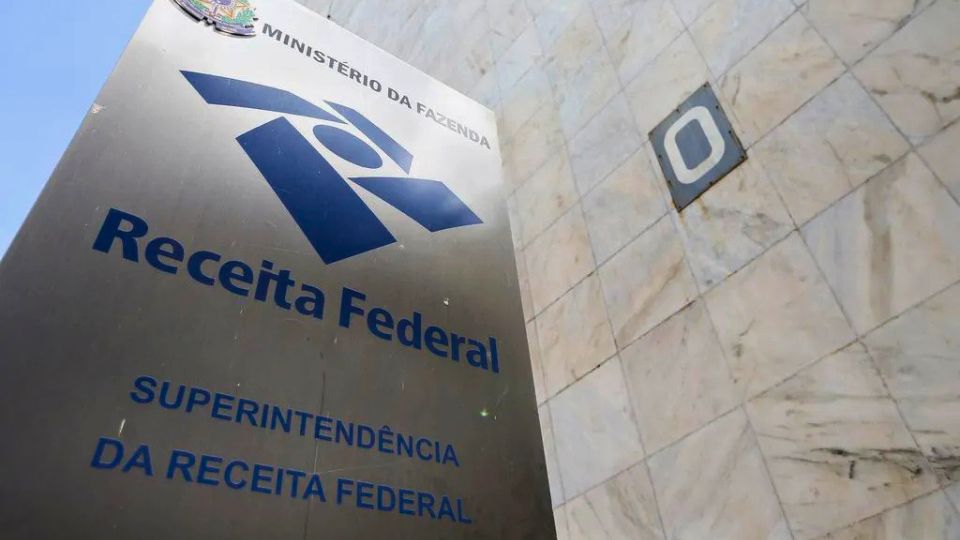 Leia mais sobre o artigo Leilão da Receita tem iPhone por metade do preço e itens a partir de R$ 100