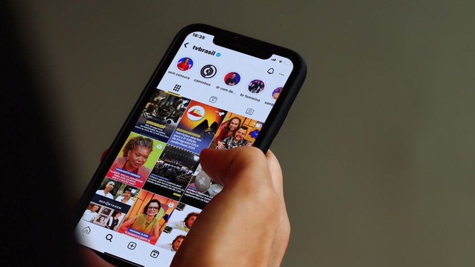 Redes sociais causam polarização e isolamento político em jovens