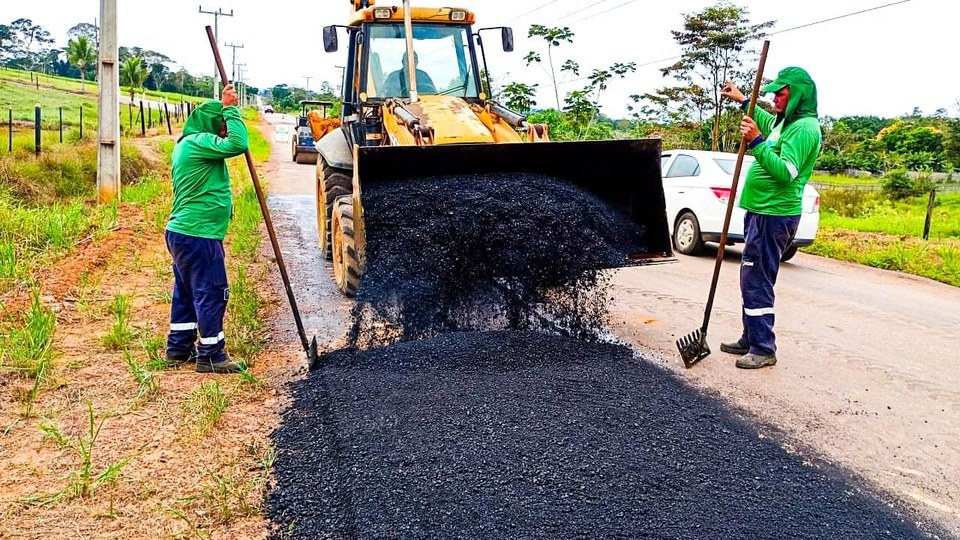 Deracre reforça manutenção da Estrada de Porto Acre com operação tapa-buracos