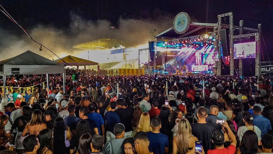 Leia mais sobre o artigo Terceira noite da Expoacre Juruá tem Tierry e Rainha do Rodeio; confira