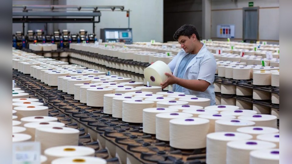 Leia mais sobre o artigo Setor têxtil defende taxa das blusinhas em meio à negociação sobre tarifaço