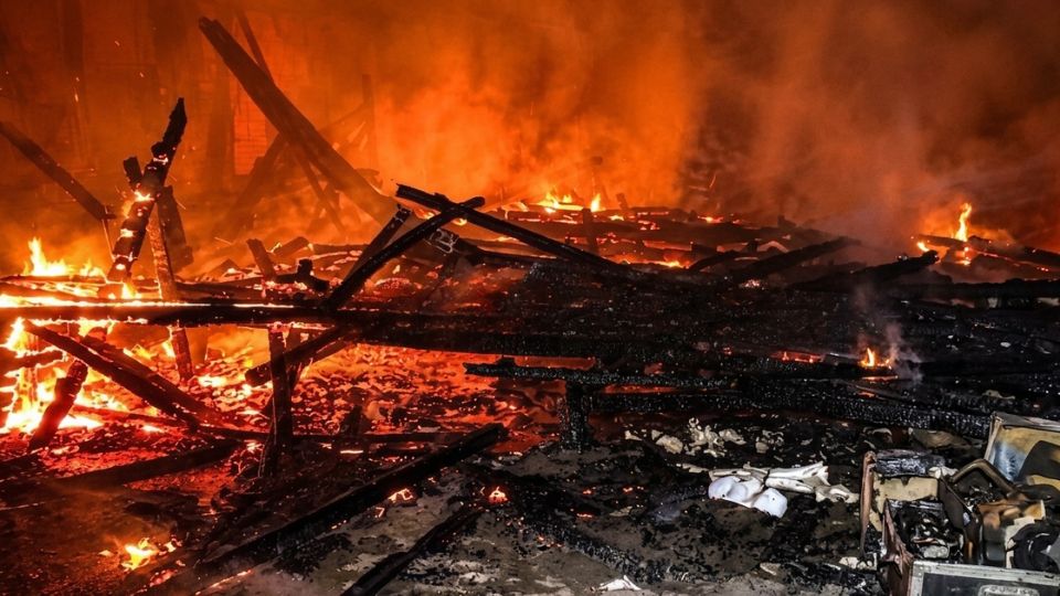 Leia mais sobre o artigo Casa é totalmente destruída por incêndio no bairro Vitória, em Rio Branco
