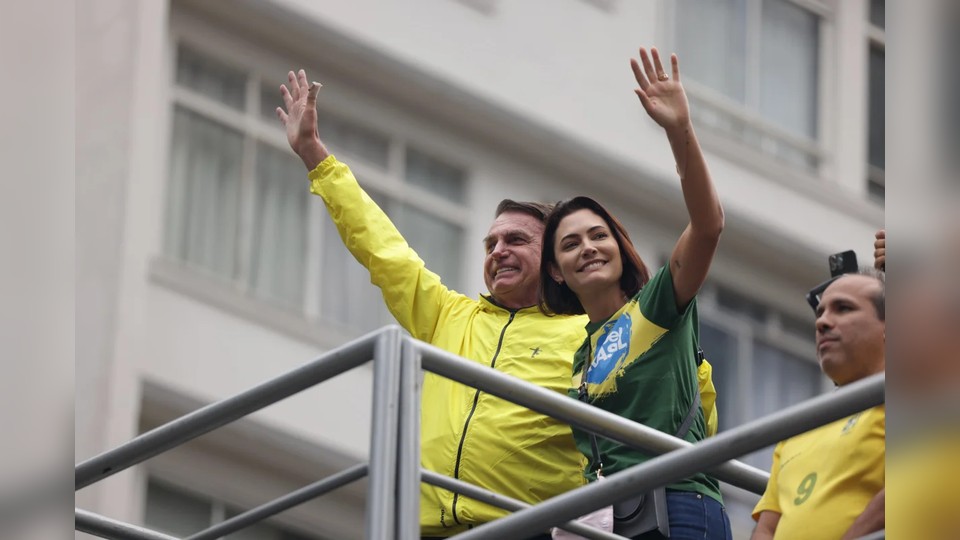 Leia mais sobre o artigo Bolsonaro apoia candidatura de Michelle em meio à briga com Flávio