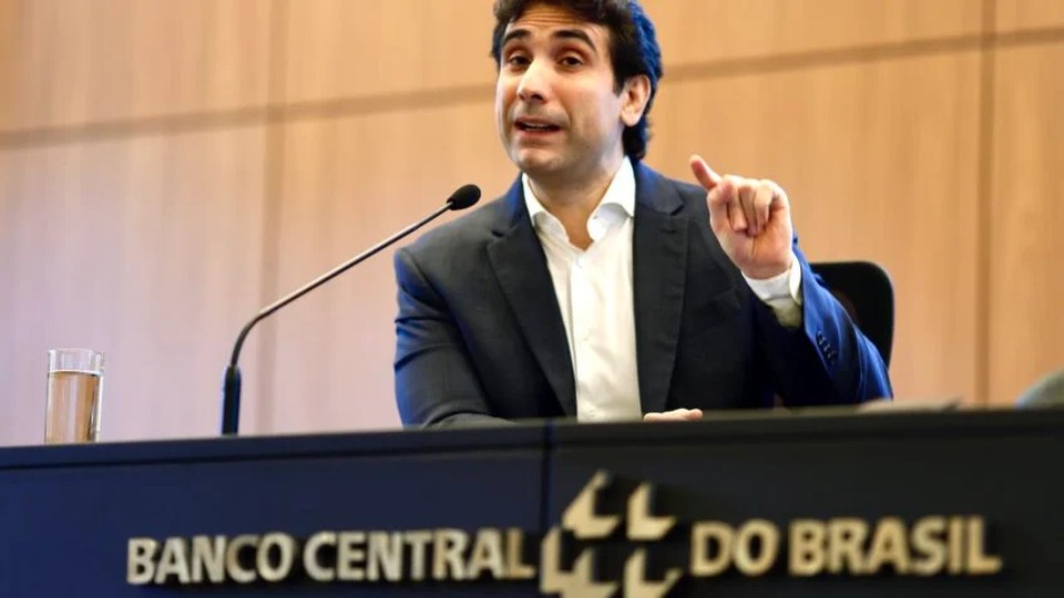Leia mais sobre o artigo Presidente do BC debate políticas de crédito com comando da Caixa