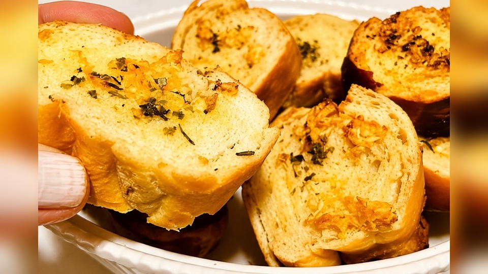 Leia mais sobre o artigo Lanche da tarde pronto em 5 minutos: receita de pão de alho com azeite