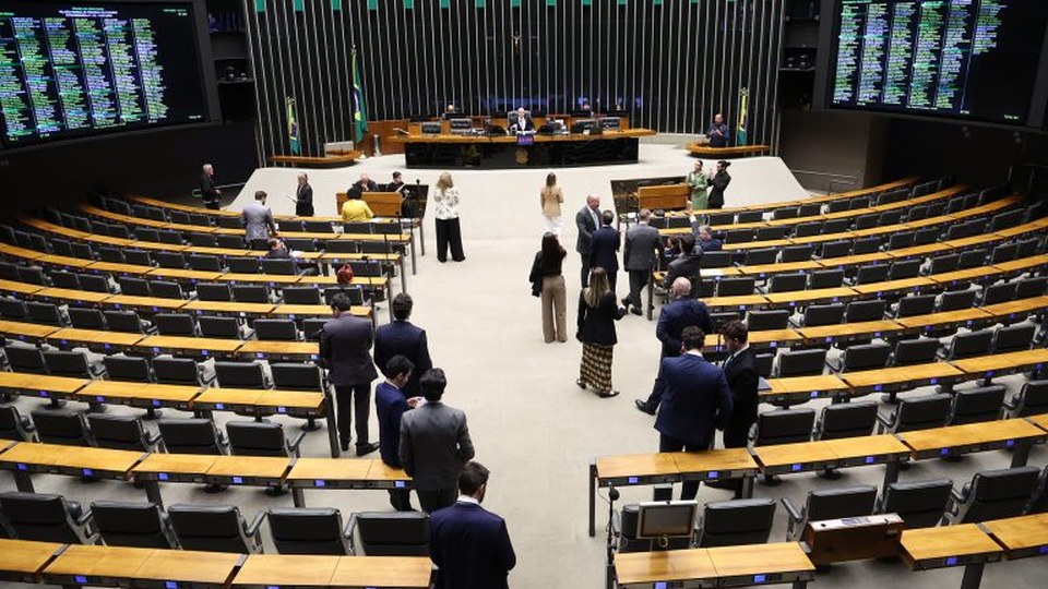 Câmara aprova suspensão de prescrição para condenado que fugir da prisão - Notícias