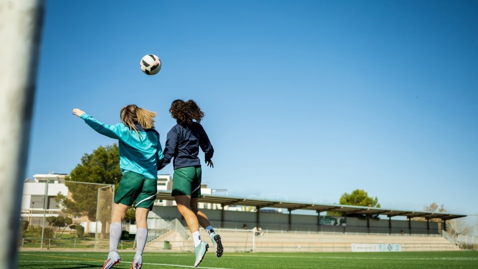 Cabeceios no futebol elevam risco de trauma craniano, sugerem estudos