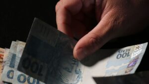Trabalhadores nascidos em setembro e outubro recebem abono salarial