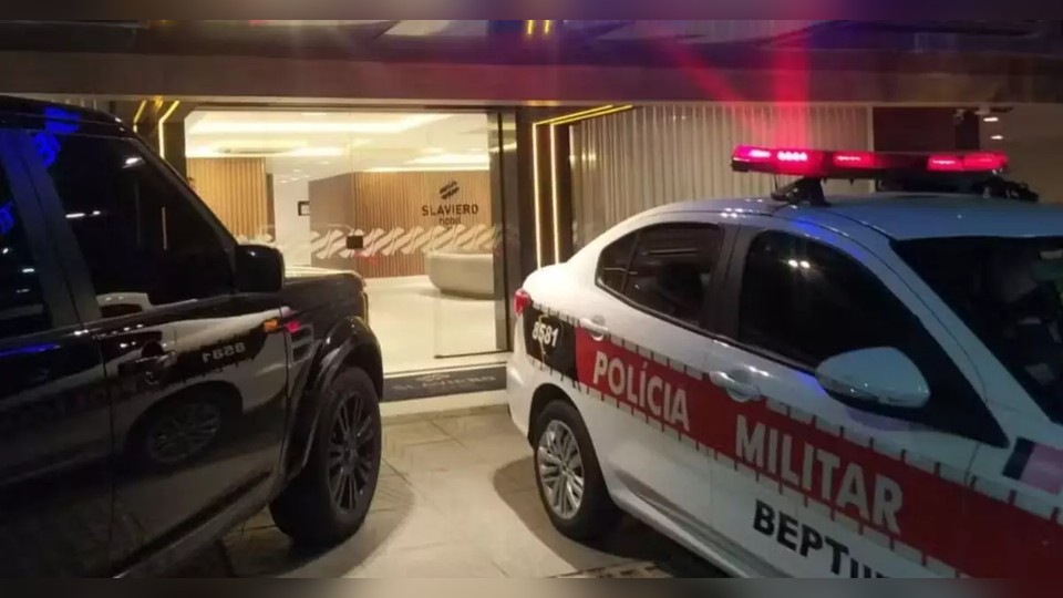Leia mais sobre o artigo Homem é encontrado morto, algemado e com fio no pescoço dentro de hotel