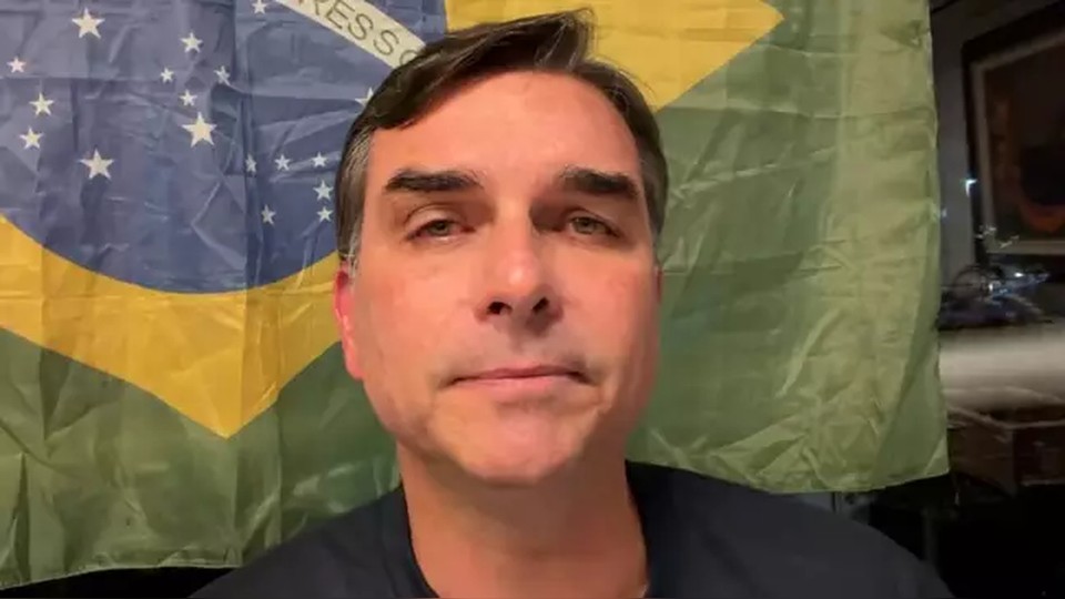 Leia mais sobre o artigo Renan Santos acusa Alexandre de Moraes de ser ‘marqueteiro’ de Flávio Bolsonaro
