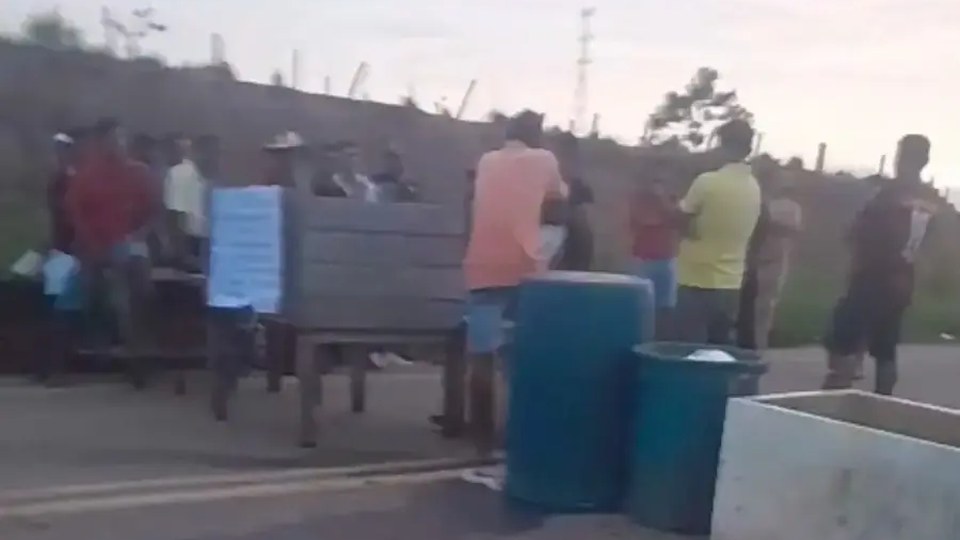 Leia mais sobre o artigo Moradores interditam BR-364 em Cruzeiro do Sul por melhorias em ramal
