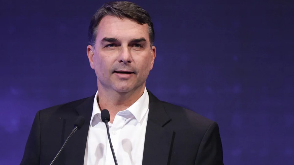 Leia mais sobre o artigo Flávio diz estar vendo movimento similar ao de 2018, quando o pai foi eleito