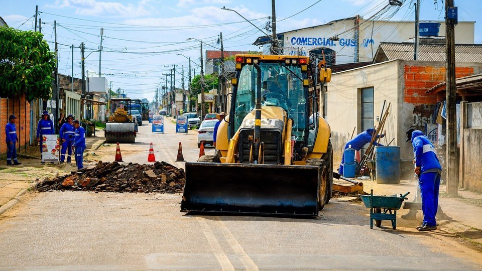 Prefeito de Rio Branco acompanha ações do Prefeitura nas Ruas no bairro Santa Inês