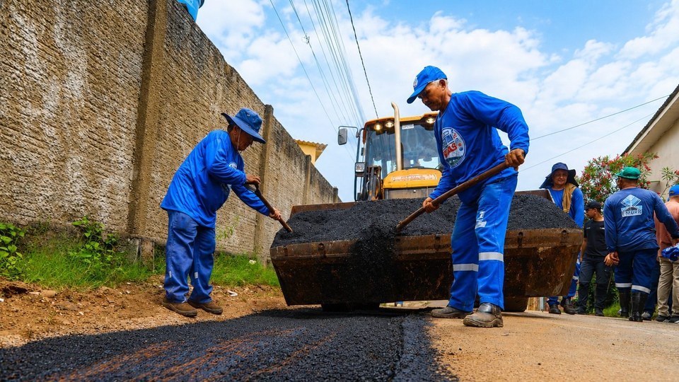 Prefeito acompanha frentes do Prefeitura nas Ruas e entrega passarela revitalizada no Nova Estação