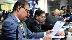 CAE aprova transição de três anos para novo piso de médicos e dentistas
