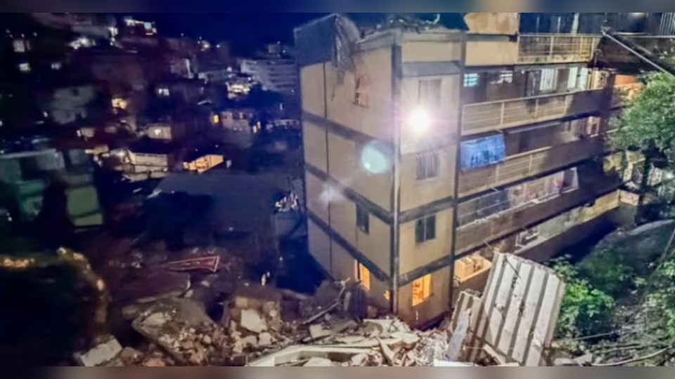 Leia mais sobre o artigo Prédio de três andares desaba na zona sul do Rio de Janeiro; veja o vídeo
