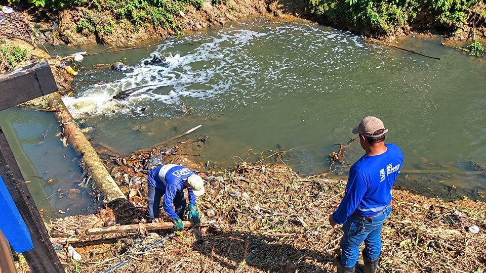 Prefeitura retira 25 toneladas de lixo no primeiro dia de limpeza do Igarapé Batista