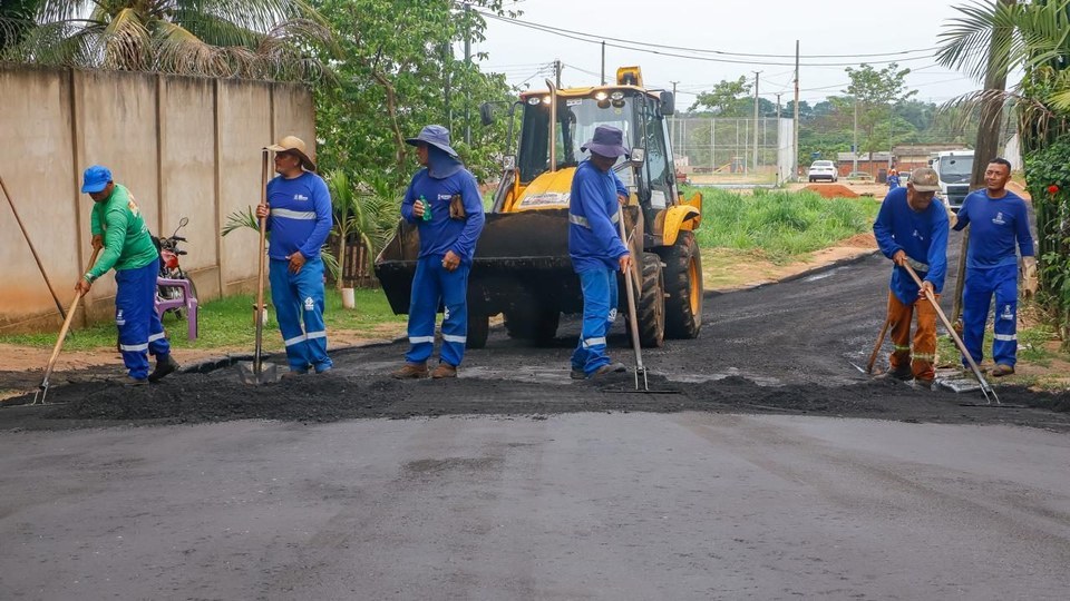 Prefeitura acompanha obras de pavimentação, drenagem e manutenção de córregos em diferentes regiões de Rio Branco