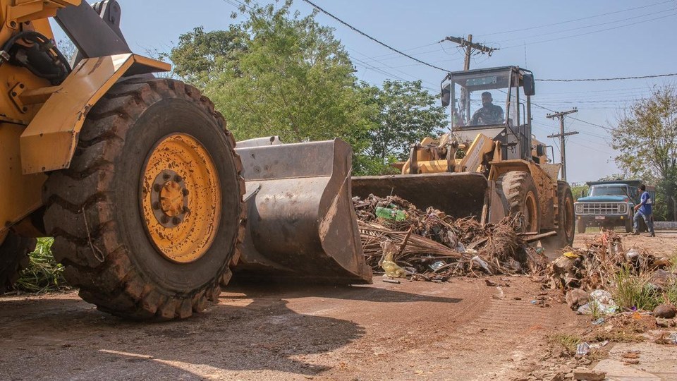 Prefeitura de Rio Branco realiza grande ação de limpeza e retira 18 toneladas de lixo no bairro Adalberto Aragão