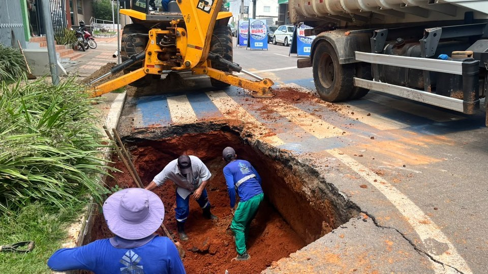 Prefeitura de Rio Branco realiza reparos em rede de drenagem após erosão na Rua Rui Barbosa