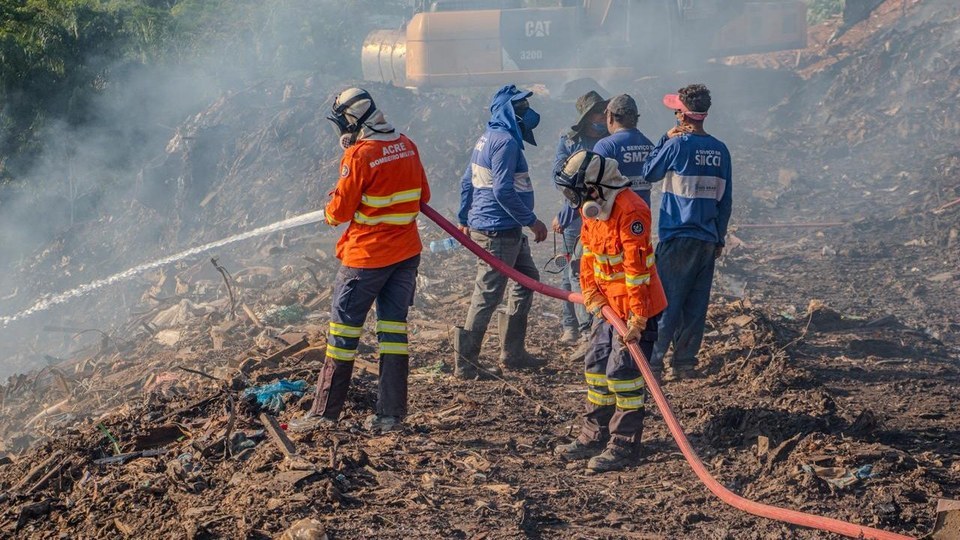 Prefeitura de Rio Branco mobiliza força-tarefa para conter incêndio no Aterro de Inertes e garantir segurança da população