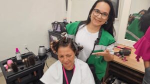 Com serviços de beleza, alunas do Ieptec atendem público feminino na ação social Por Todas Elas, do governo do Acre