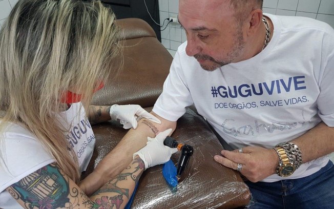 Leia mais sobre o artigo Diretor amigo de Gugu vira doador de órgãos e tatua nome da campanha “Gugu Vive”