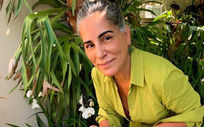 Leia mais sobre o artigo Aos 57 anos, Gloria Pires assume cabelos brancos contra vontade da família