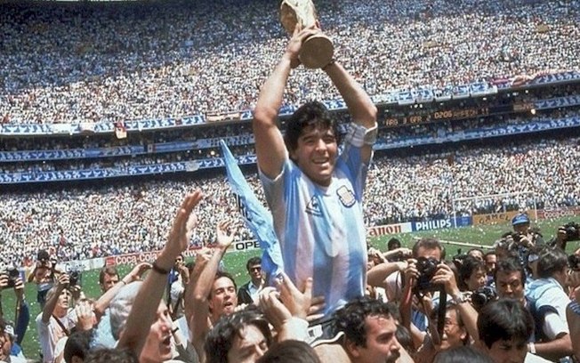 Leia mais sobre o artigo Diego Maradona: as músicas que foram feitas em sua homenagem