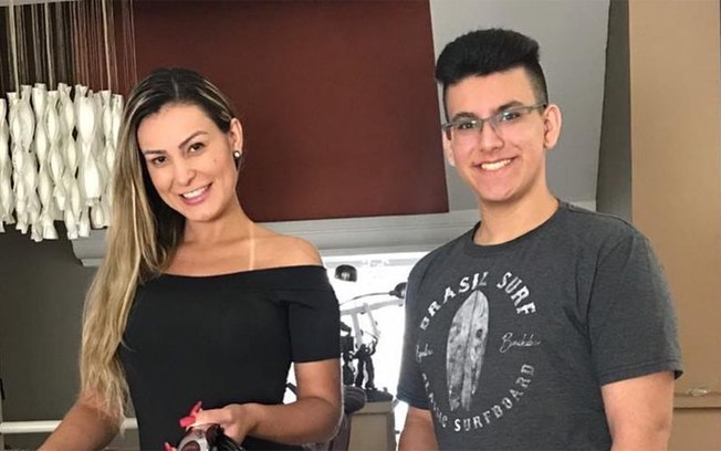 Leia mais sobre o artigo Filho de Andressa Urach vai à escola pública após mãe doar fortuna para igreja