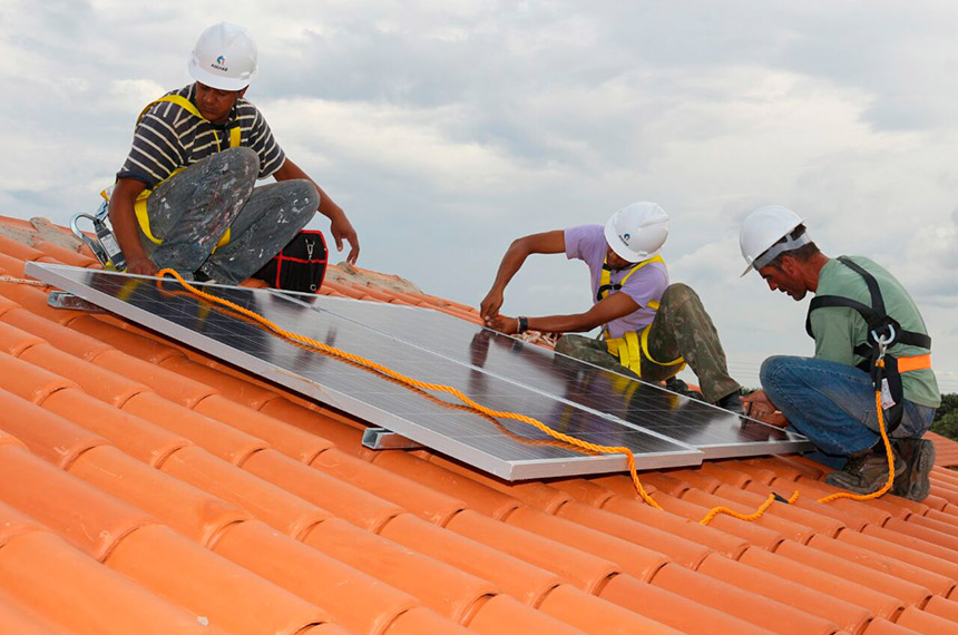 Leia mais sobre o artigo Projeto facilita compra de equipamentos de energia solar ou eólica para famílias de baixa renda