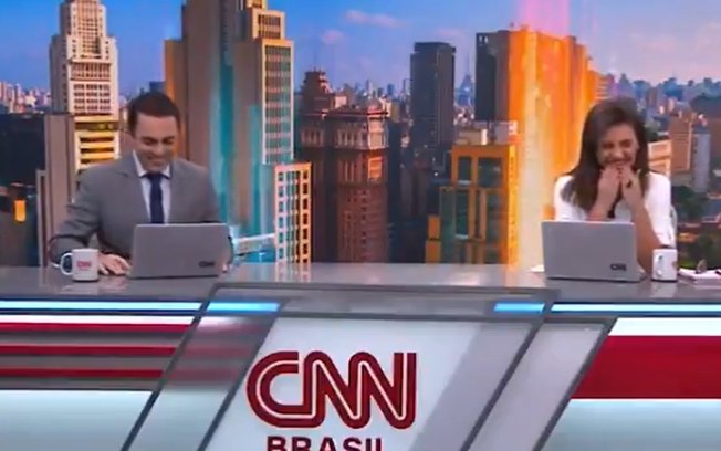 Leia mais sobre o artigo Âncoras da CNN têm crise de riso ao vivo: “O que está acontecendo?”