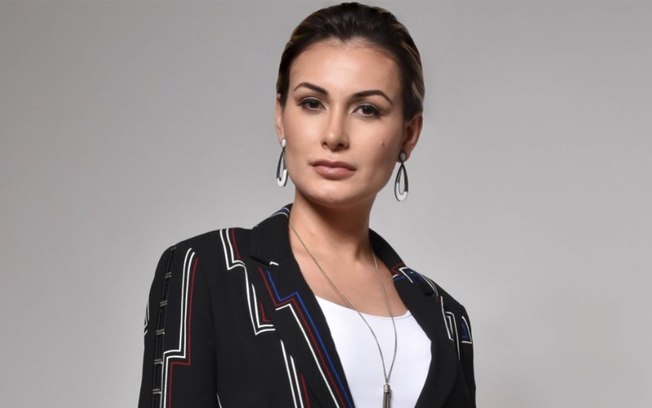 Leia mais sobre o artigo Andressa Urach diz que só não se mata por causa do filho: “À base de calmantes”