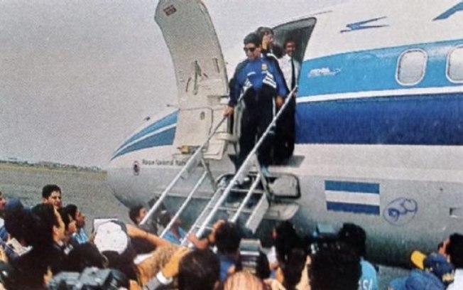 Leia mais sobre o artigo Aerolineas Argentinas presta homenagem a Maradona em suas redes sociais