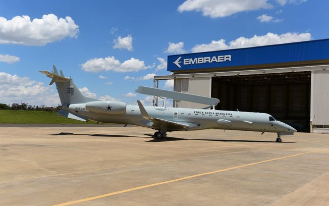 Leia mais sobre o artigo Embraer entrega o primeiro E-99 modernizado à FAB