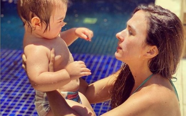 Leia mais sobre o artigo Tatá Werneck aproveita sol para brincar com a filha na piscina