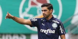 Leia mais sobre o artigo Treinador do Palmeiras  afirma estar orgulhoso e exalta empenho do time