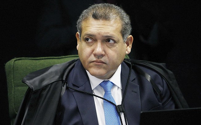 Leia mais sobre o artigo Kassio Nunes paralisa julgamento sobre Bolsonaro bloquear usuários nas redes
