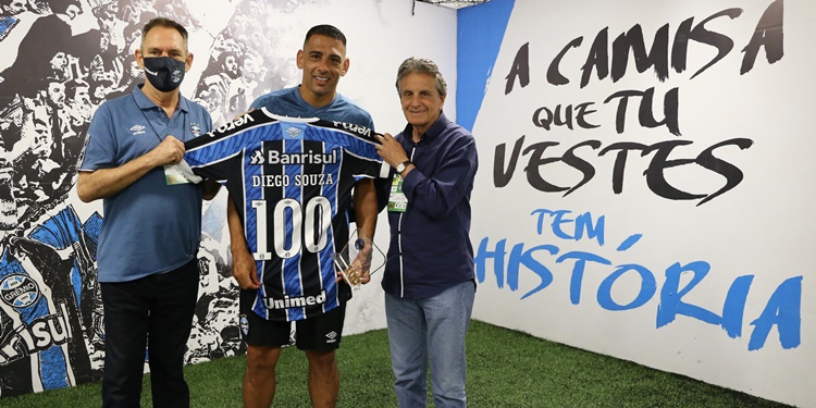 Leia mais sobre o artigo Grêmio homenageia Diego Souza pelos 100 jogos com a camisa tricolor