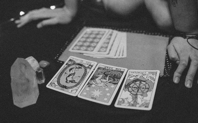 Leia mais sobre o artigo Saiba como funciona e como usar o tarot a seu favor nas magias