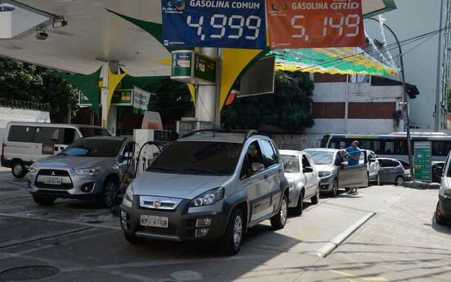 Leia mais sobre o artigo Petrobras reduz gasolina nas refinarias em 2% a partir desta quinta-feira