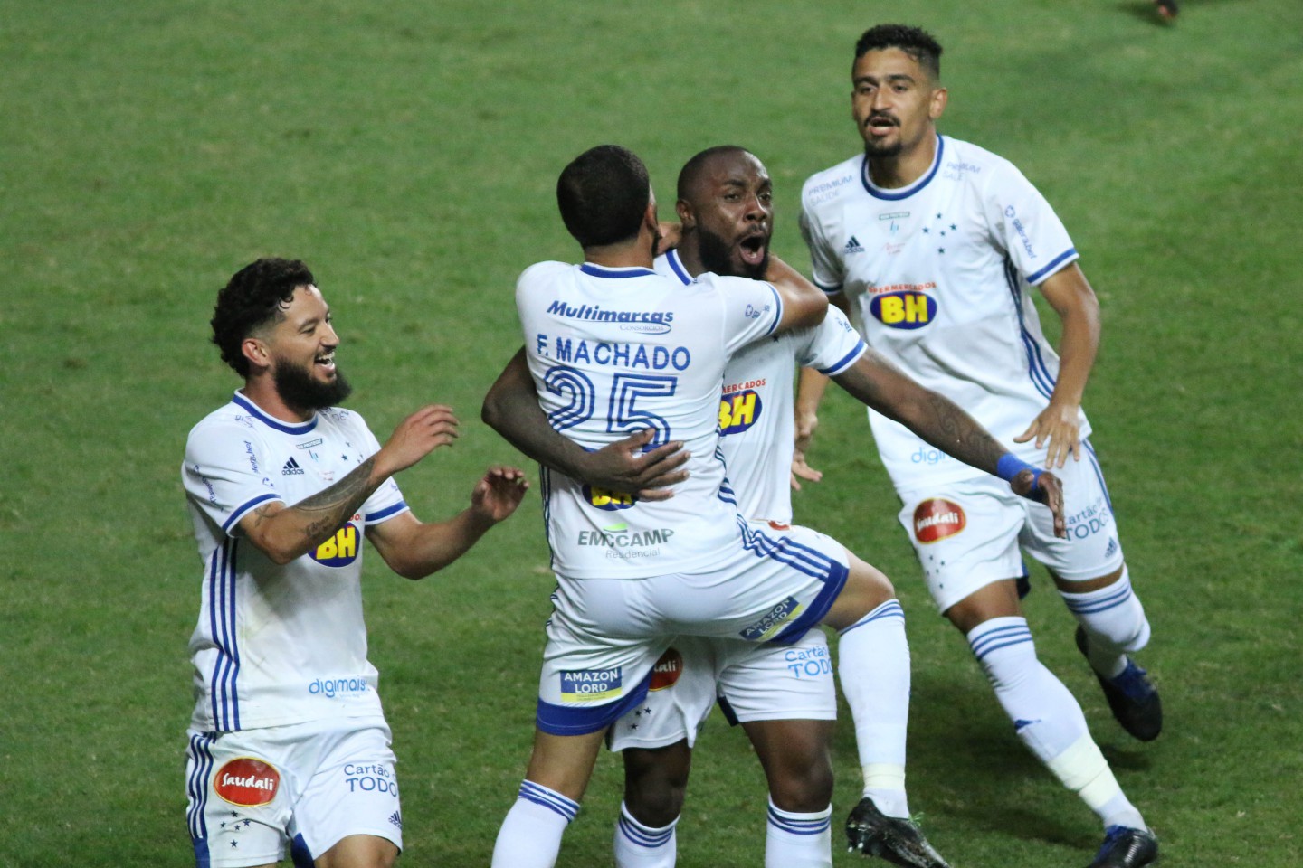 Leia mais sobre o artigo Cruzeiro bate o América-MG e se afasta do Z-4 da Série B