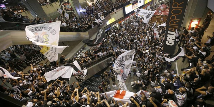 Leia mais sobre o artigo Há oito anos, torcida do Corinthians invadia o Aeroporto após conquista da Libertadores