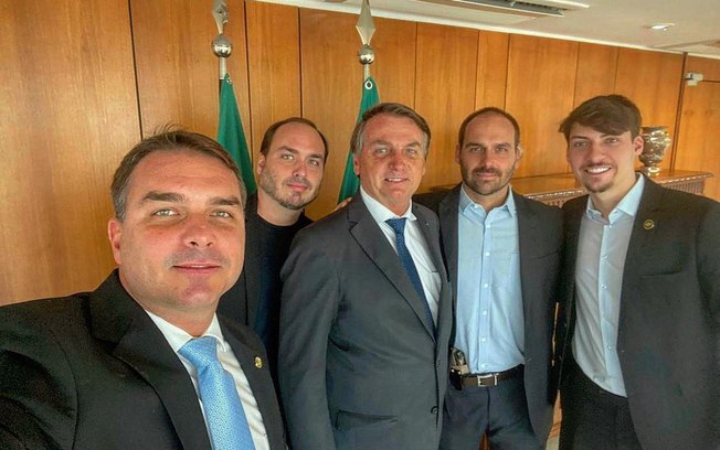 Leia mais sobre o artigo Eduardo Bolsonaro posta foto com arma de fogo no gabinete presidencial