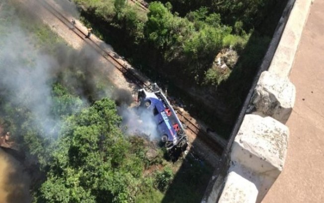 Leia mais sobre o artigo Sobe para 18 o número de mortos após ônibus cair de viaduto em Minas Gerais