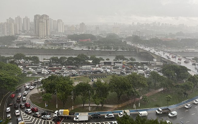 Leia mais sobre o artigo São Paulo registra alagamentos e linha de trem fica parcialmente paralisada